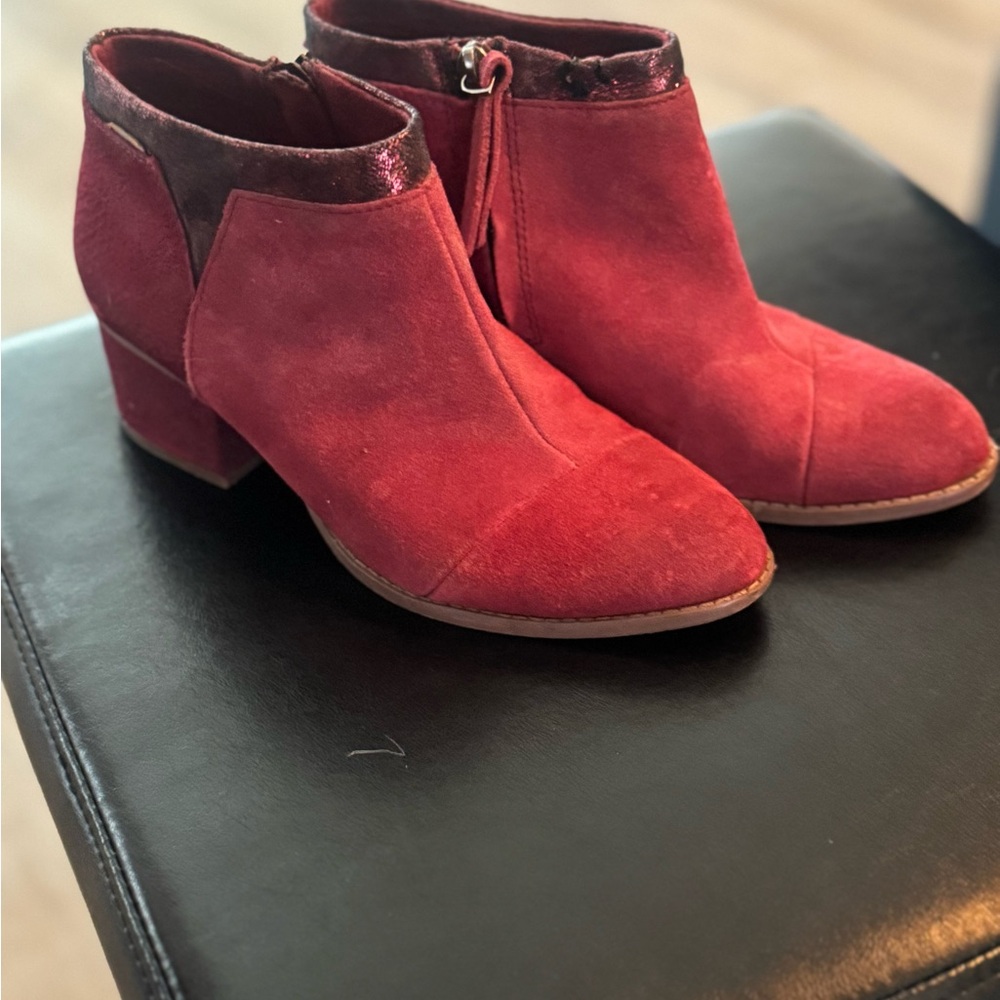 TOMS- Leather texture. Size 5.5. Burgundy color.